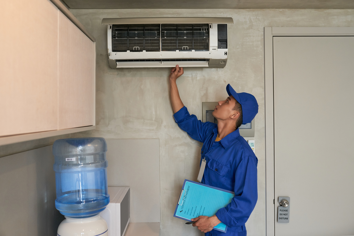 Técnico limpiando conductos de aire acondicionado en una instalación de climatización por conductos