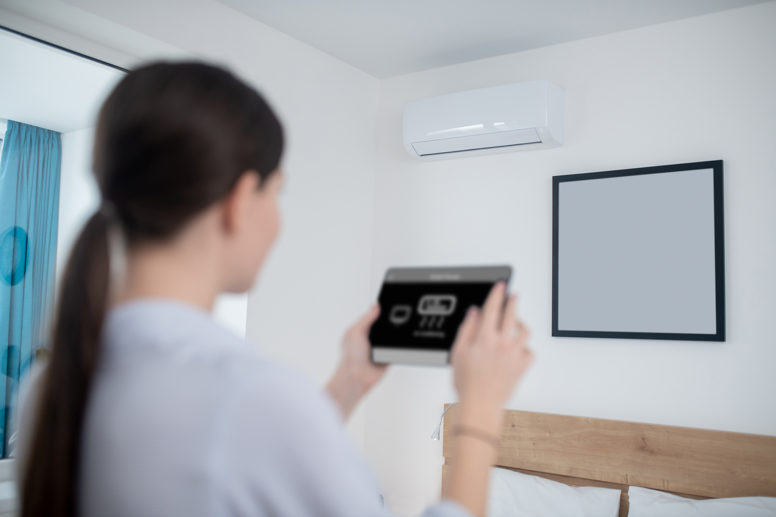 Sistema de aire acondicionado inteligente con pantalla de control y sensores de movimiento instalado en una vivienda moderna
